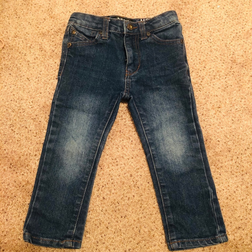 Distressed skinny jeans